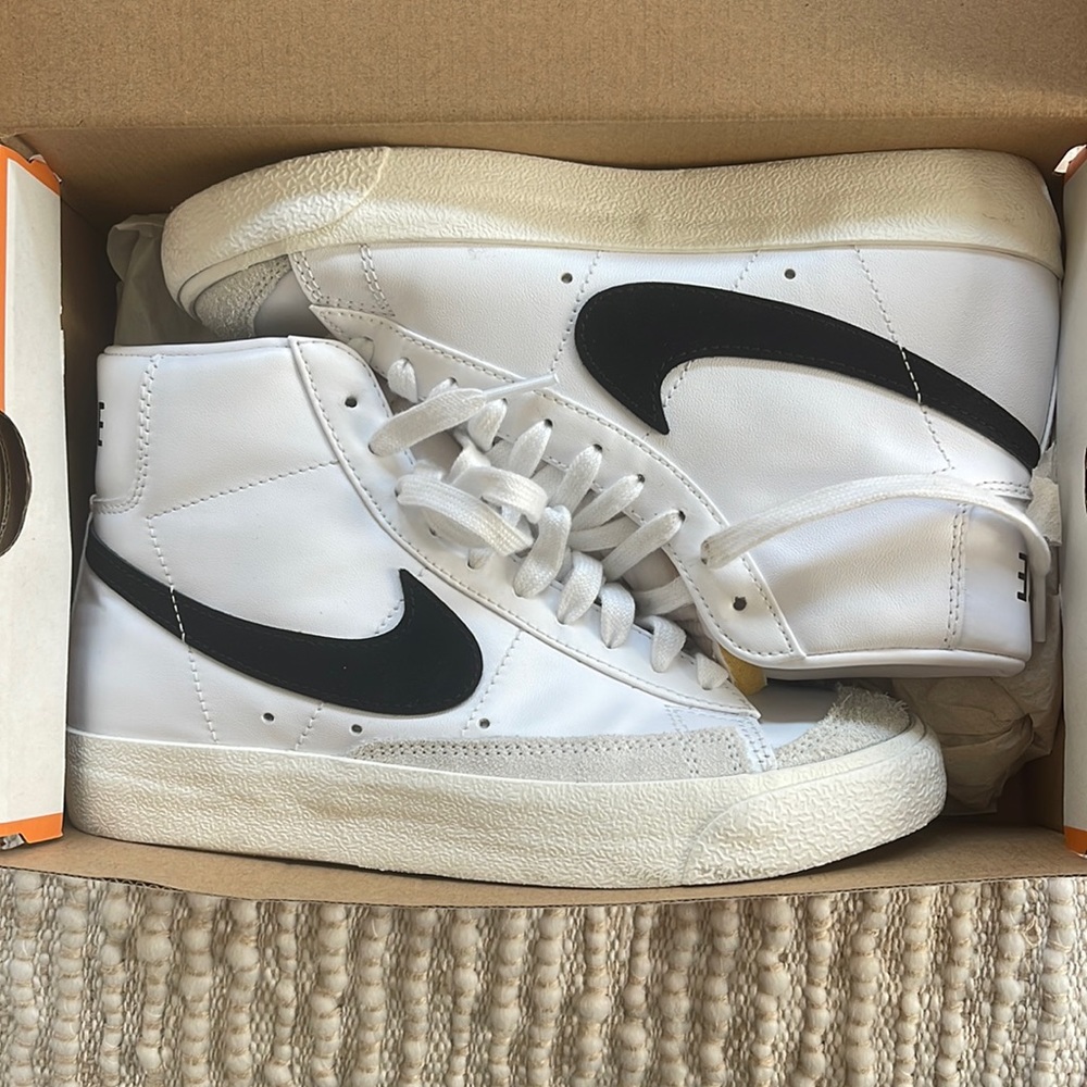 Women’s Blazer Mid 77 size 6.5
